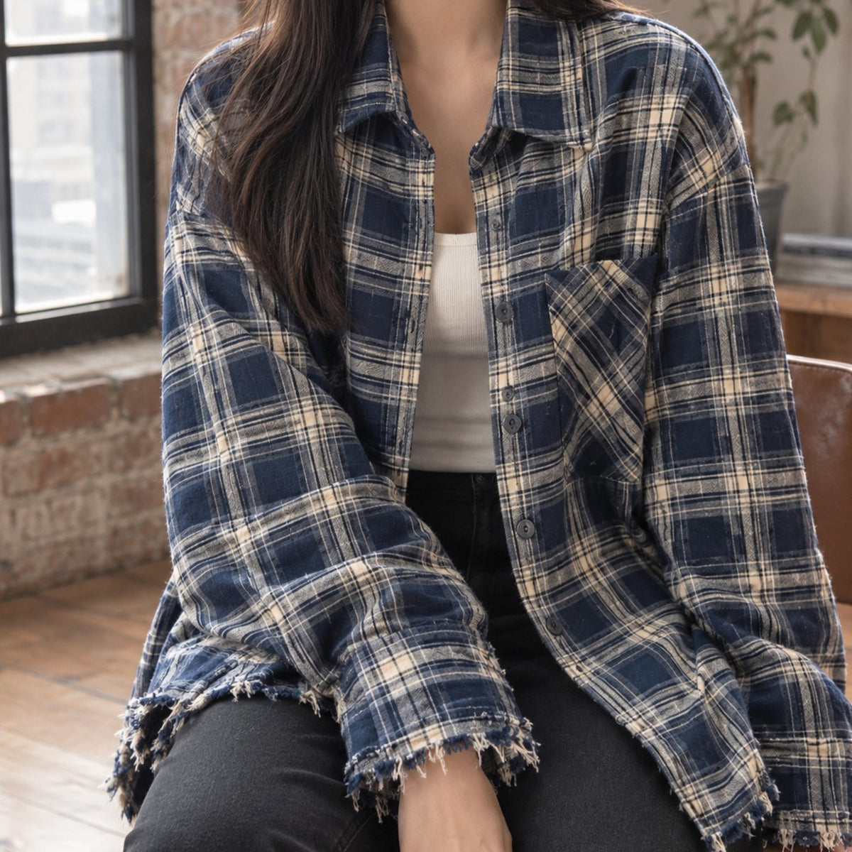 Women's Oversized Plaid Flannel Raw-Edge Button-Front Shirt